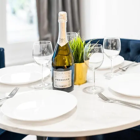 Luxury 3 Bedroom Penthouse - City Centre - Terrace - Hot Tub - Gym - 21mb Birmingham