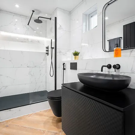 Luxury 3 Bedroom Penthouse - City Centre - Terrace - Hot Tub - Gym - 21mb *