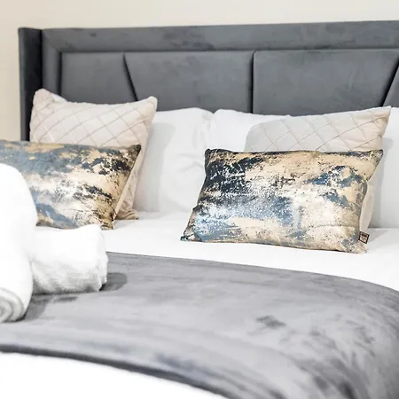 Luxury 3 Bedroom Penthouse - City Centre - Terrace - Hot Tub - Gym - 21mb